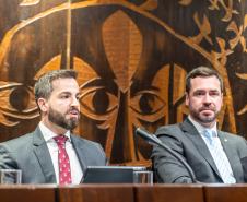O Defensor Público Luis Gustavo Fagundes Purgato discursa no lançamento do NUPED na ALEP. Ao seu lado o DPG Matheus Munhoz.
