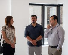 Servidores da DPE-PR analisam o espaço. 