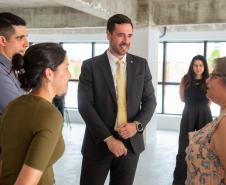 O Defensor Público Geral Matheus Munhoz conversa com a equipe durante a vista ao novo edifício. 