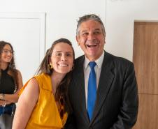 A segunda subdefensora pública geral Thaisa Oliveira chega para conhecer a nova sede.  