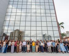 Defensores e Servidores posam em frente ao prédio que abrigará a sede da Defensoria Pública. 