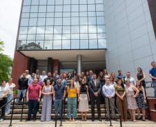 Defensores e servidores posam em frente ao edifício que abrigará a a sede Administrativa da Defensoria Pública do Paraná. 