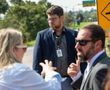 O Defensor Público João Victor Rozatti Longhi chega para acompanhar uma ação pública em uma comunidade às margens da BR.