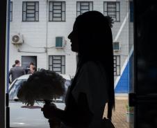 Silhueta de uma das noivas que se casou no projeto Casando Diretos. Ao fundo a Penitenciária de Francisco Beltrão. 