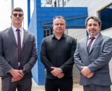 Defensores Públicos posam ao lado do diretor da Penitenciária. 