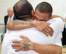 Edição também realizou o primeiro casamento homoafetivo do projeto Casando Direitos. Na fotos, noivos se abraçam depois de assinarem os papéis do casamento. 