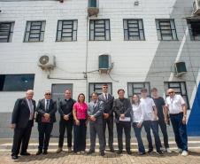 Equipe que trabalhou na realização do Projeto Casando Direitos posa em frente ao presídio.