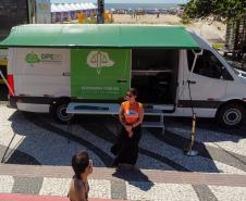 A Van de Direitos oferece serviços na orla de Caiobá durante o Verão Maior.