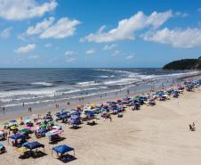 Vista aérea da orla de Caiobá com o morro do Boi ao fundo.
