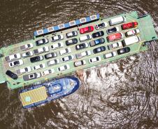 Imagem aérea mostra o Ferry Boat que faz a travessia de Guaratuba.