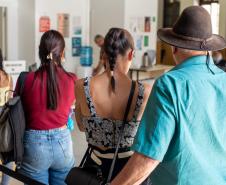 Imagem mostra senhor de chapéu de costas entrando na sede da Defensoria.