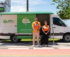 O DPG Matheus Munhoz e a Defensora Bruna em frente à Van de Direitos.