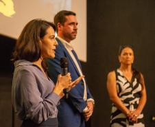 A Defensora Pública Mariana Nunes fala antes da apresentação do documentário.