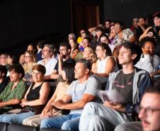 Público acompanha a apresentação do documentário.