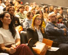 Público acompanha o lançamento do documentário.