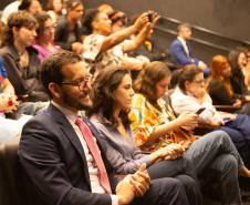 Público acompanha o lançamento do documentário.