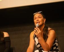 Karol Nascimento fala aos presentes no lançamento do documentário Mil Nomes.