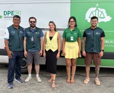 Defensores e Servidores posam em frente à Van de Direitos durante a Operação Verão Maior em Matinhos. 