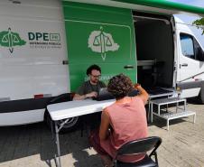 Defensor Público realiza atendimento à um veranista na Van de Direitos. 