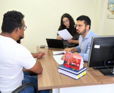 Imagem mostra Defensor Público realizando atendimento a um assistido.