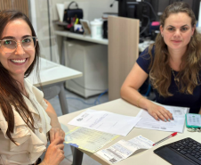 Mulher é atendida pela Defensoria durante o mutirão de vagas em creches em Guarapuava.