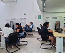 Imagem mostra várias desas de atendimento no Mutirão e usuários da DPE-PR recebendo orientações.