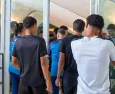 Atletas de base do Coritiba chegam para palestra do NUDEM sobre violência contra a mulher. 