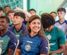 Atletas de base do Coritiba assistem à palestra. 