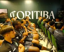 Atletas do Coritiba assistem palestra realizada pela equipe do NUDEM da DPE-PR.