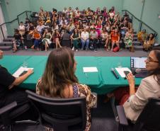 Mesa debate políticas públicas para mães e gestantes em situação de Rua.