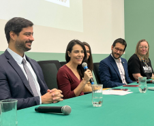 A coordenadora do NUDEM Mariana Nunes fala na abertura do evento.