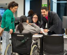 Defensor público atende mulher cadeirante durante mutirão realizado na CMC.