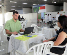 Imagem mostra atendimento sendo realizado durante Mutirão. 