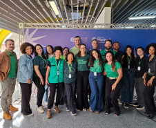 Imagem mostra equipe da DPE-PR ao fim do Mutirão.