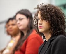 Mulher trans aguarda atendimento no Mutirão meu Nome Meu Direito da DPE-PR.
