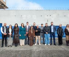 Autoridades e servidores envolvidos no projeto Casando Direitos posam para foto. 