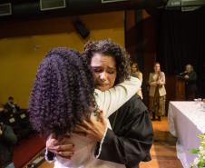 A cerimônia de posse foi muito emocionante. Na foto, defensora empossada abraça familiar durante a cerimônia.