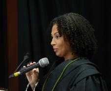 Nova defensora pública faz o juramento.