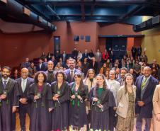 Todos os presentes posam em foto no palco ao fim da cerimônia.