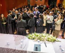 Imagem mostra todos se cumprimentando ao fim da cerimônia.