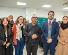 O Defensor Público Antonio Vitor Barbosa de Almeida posa ao lado de lideranças do Movimento Pop Rua. Ele é o coordenador do Núcleo da Cidadania e Direitos Humanos da Defensoria Pública do Estado do Paraná.