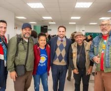 O Ouvidor Marcel Jeronymo posa ao lado de lideranças do Movimento Pop Rua.