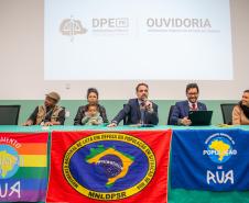 Imagem mostra a mesa diretora com as autoridades presentes.