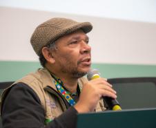 Anderson Lopes Miranda fala ao microfone. Ele é o presidente e coordenador-geral do Comitê Intersetorial de Acompanhamento e Monitoramento da Política Nacional para População em Situação de Rua (CIAMP-Rua Nacional), vinculado ao Ministério dos Direitos Humanos e da Cidadania (MDHC)