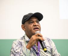 Leonildo Monteiro fala ao microfone. Ele é membro da coordenação do Movimento Nacional da População de Rua.
