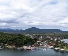 Imagem mostra a cidade de Guaraqueçaba vista de cima. 