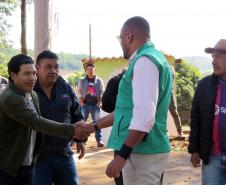 Defensor Público cumprimentado indígena da comunidade.
