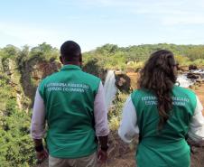 Equipe da Defensoria verifica o local de algumas das reivindicações dos indígenas.