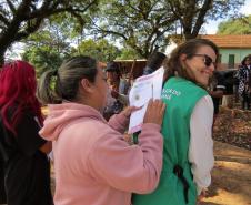 Indígena assina protocolo nas costas de Defensora Pública.