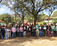 Comunidade posa ao lado da equipe da Defensoria Pública do Paraná.